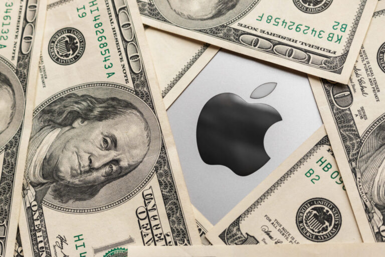 Apple,Inc.,Logo,And,Hundred,Dollar,Bills,On,The,Gray